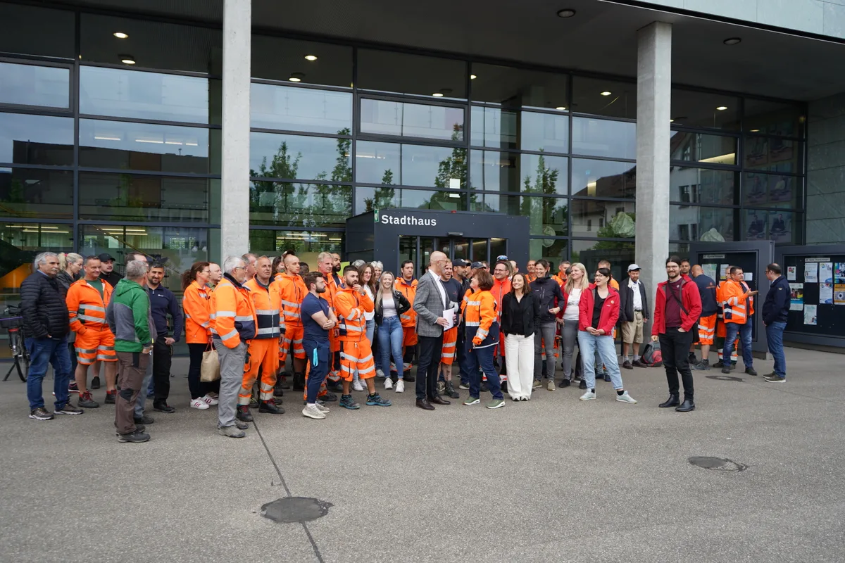 Eine Gruppe von rund 60 Menschen steht vor dem Dübendorfer Stadthaus.